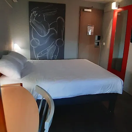 Ibis Centre - La Cite Отель 3*