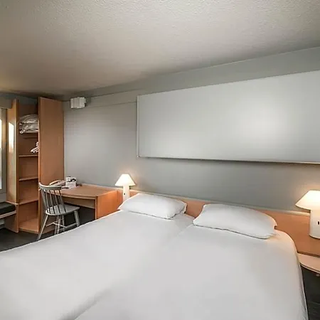 Ibis Centre - La Cite Hotel 3*